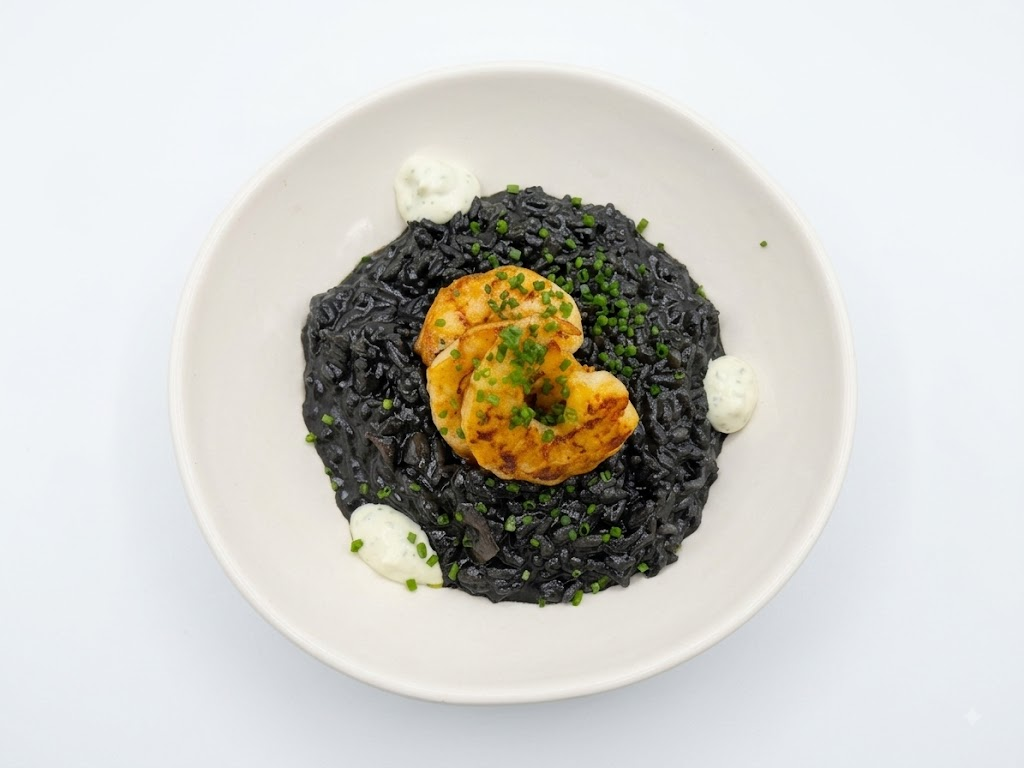 Arroz negro, calamar, langostinos y alioli verde