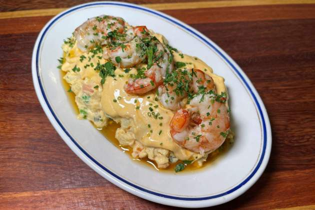 Ensaladilla con gambas al ajillo