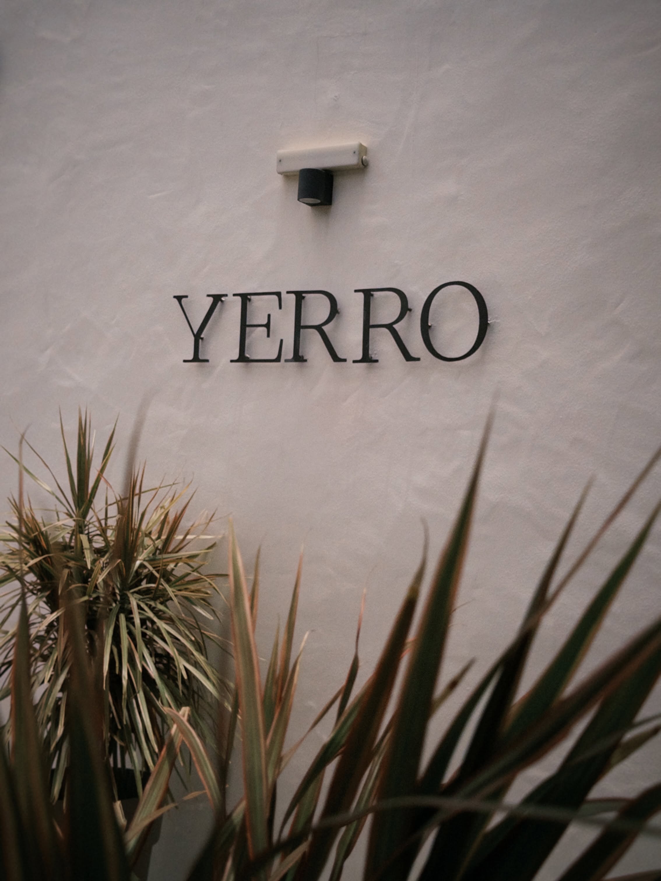 Fachada con el rótulo YERRO