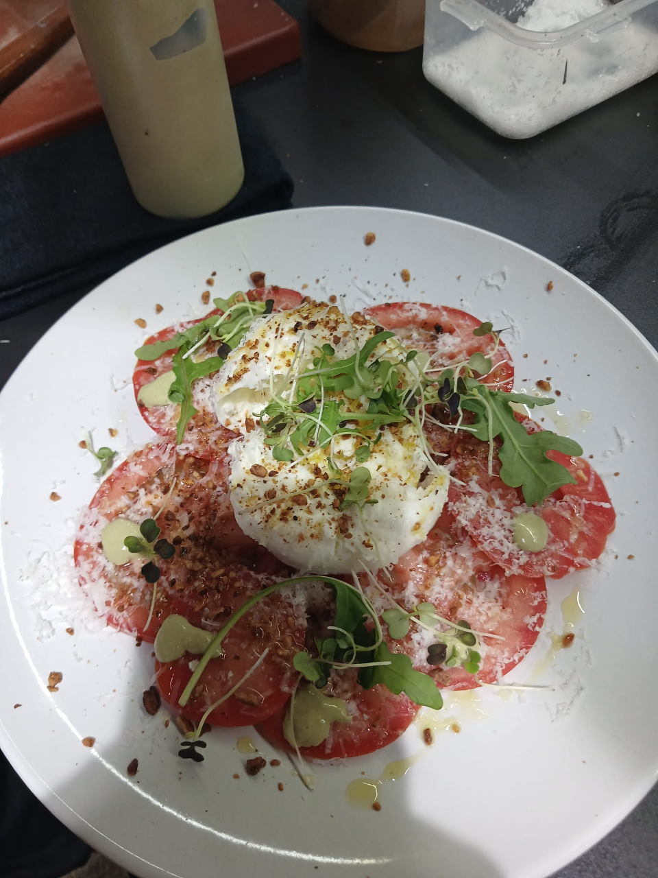 Carpaccio de tomate, burrata y pesto
