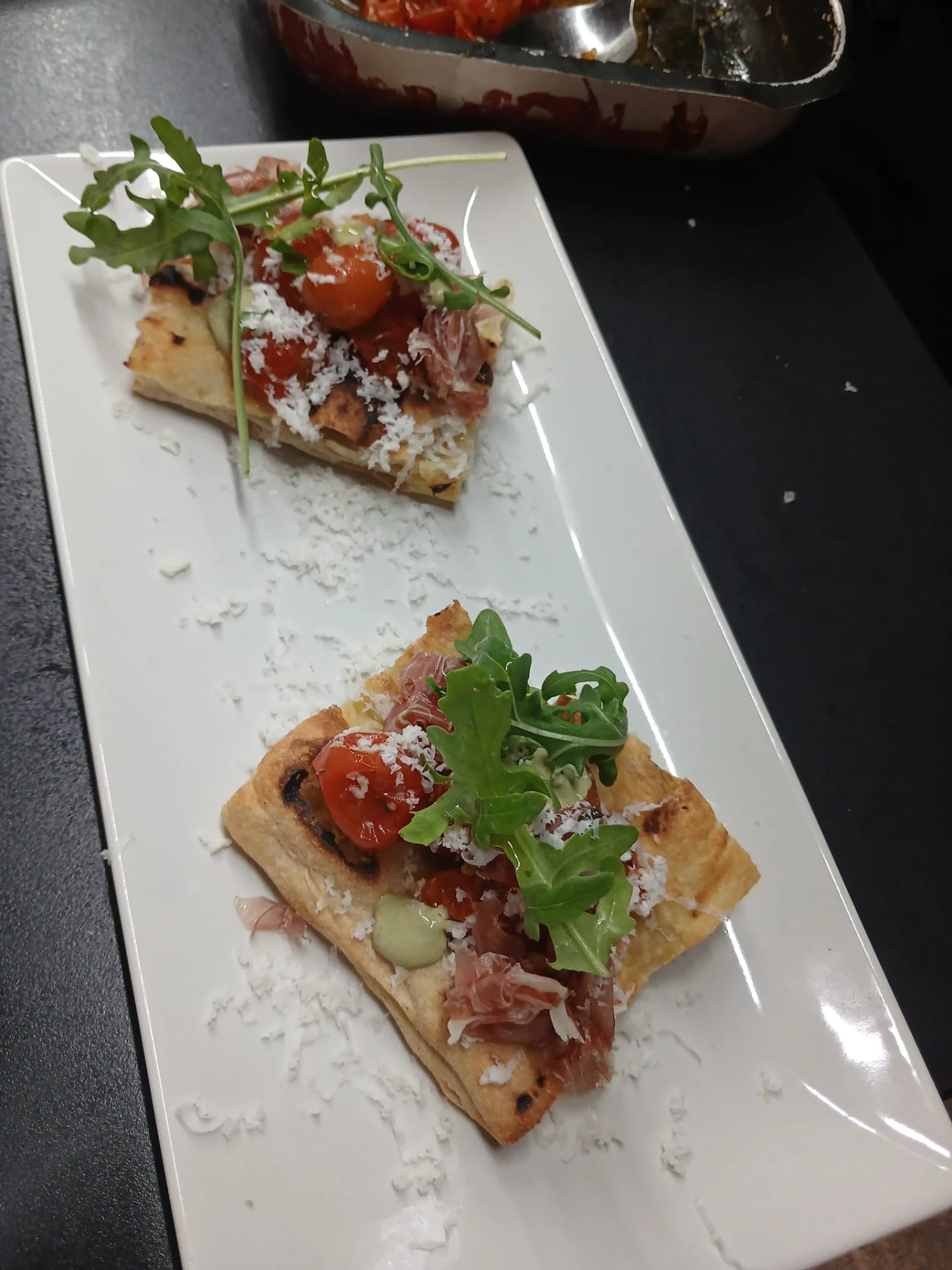 Focaccia con queso majorero, tomatitos asados y embutido