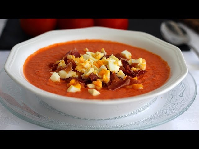 Salmorejo, huevo, jamón y picatostes