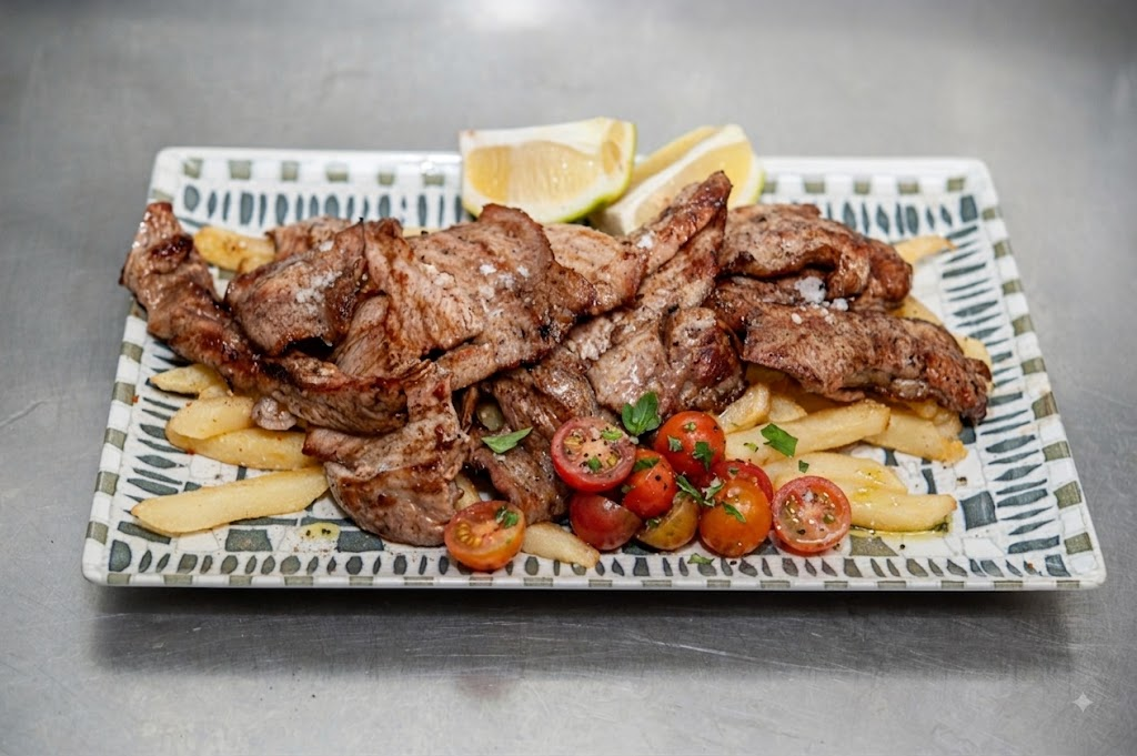 Secreto ibérico a la brasa, papas fritas y tomatitos aliñados