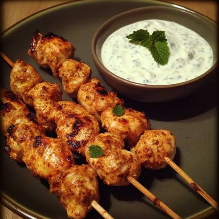 Pincho moruno a la brasa con yogurt de lima